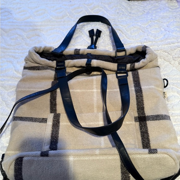 BÉIS the Messenger Tote in Plaid - Picture 2 of 4